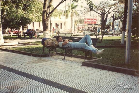O Haroldo descansa na praça central de Santa Cruz de La Sierra, enquanto aguardamos o horário de nosso ônibus para Cochabamba, na Bolívia (viagem de Julho de 1990)